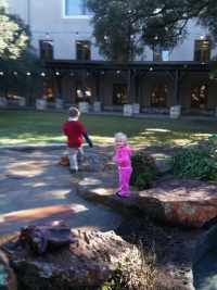 2009/12(Dec)/SYDNEY & IAN ON THEIR CHUCH GROUNDS/2009-12-13-2 SYDNEY.jpg